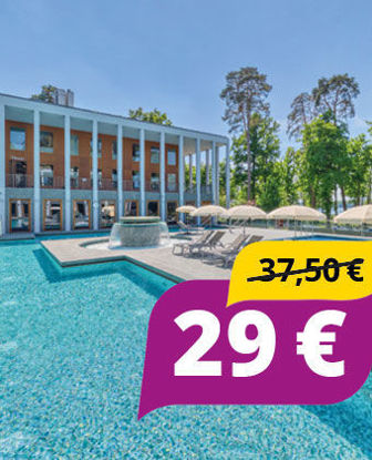 Schwimmbecken, Liegen am Beckenrand, Sonnenschirme und der Blick auf den Kurpark