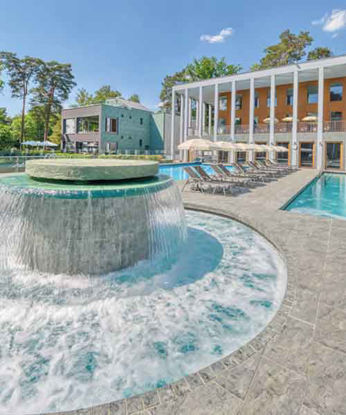Schwimmbecken mit Strömungskanal und Rückendusche